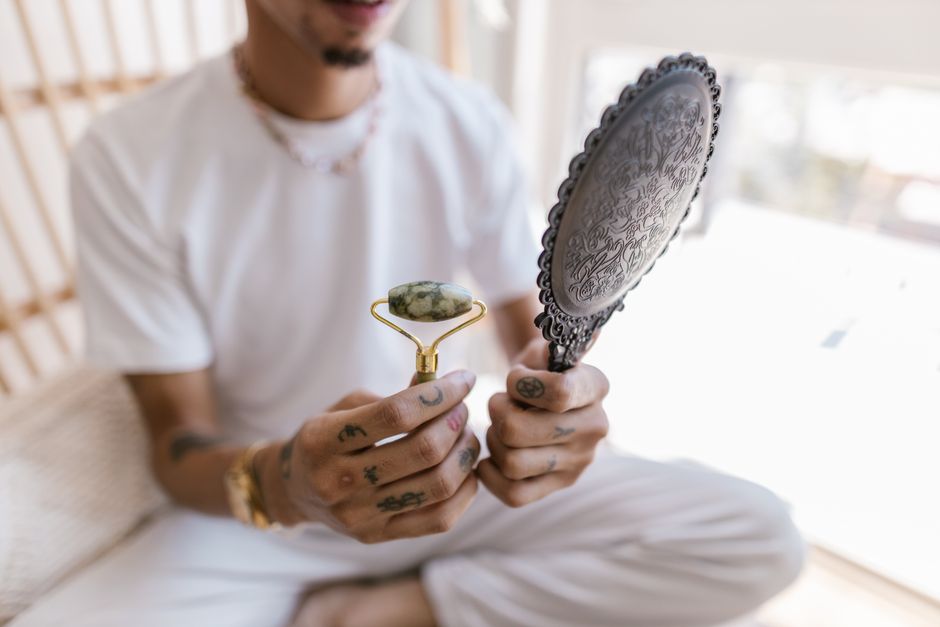 Auto-massage du visage : gestes simples à la maison