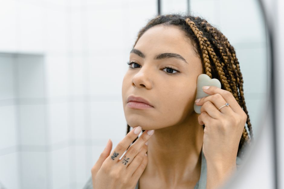 Auto-massage du visage : gestes simples à la maison