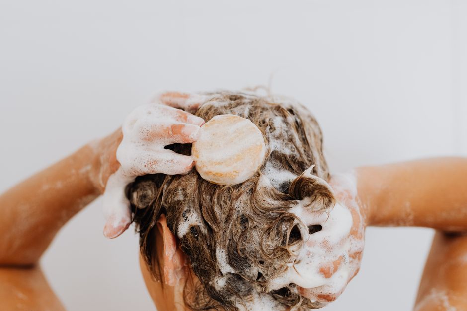 Shampoing solide : conseils pour réussir la transition