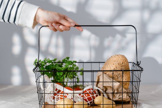 Panier en métal rempli de légumes frais, pain et herbes, symbolisant une approche zéro déchet et une cuisine maison.