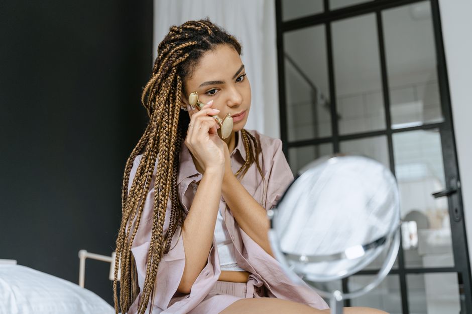Auto-massage du visage : gestes simples à la maison